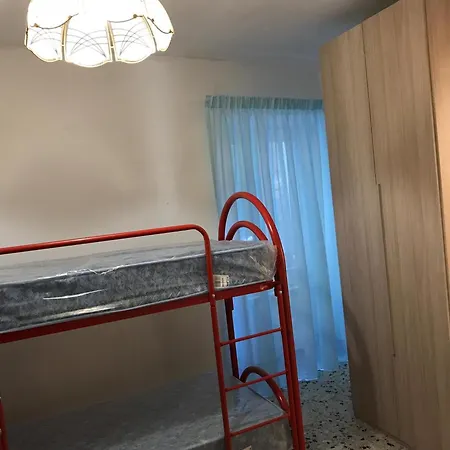 Charming House With Parking Near Sleeps 6