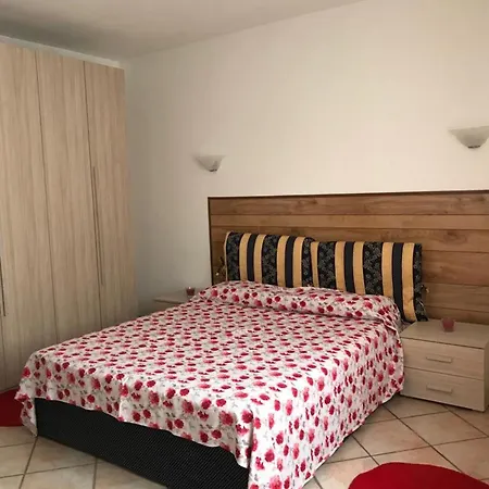 Charming House With Parking Near Sleeps 6 *