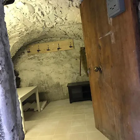 Charming House With Parking Near Sleeps 6 * バダルッコ