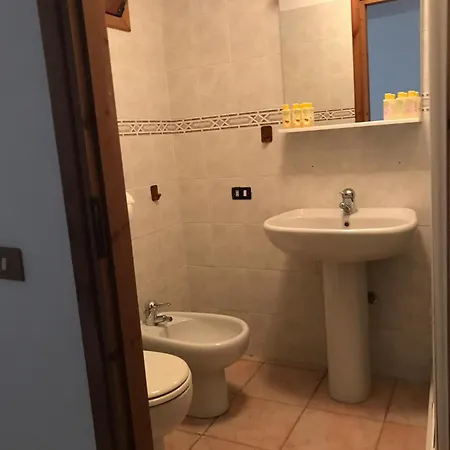 Charming House With Parking Near Sleeps 6