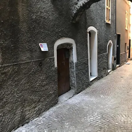 Charming House With Parking Near Sleeps 6 *